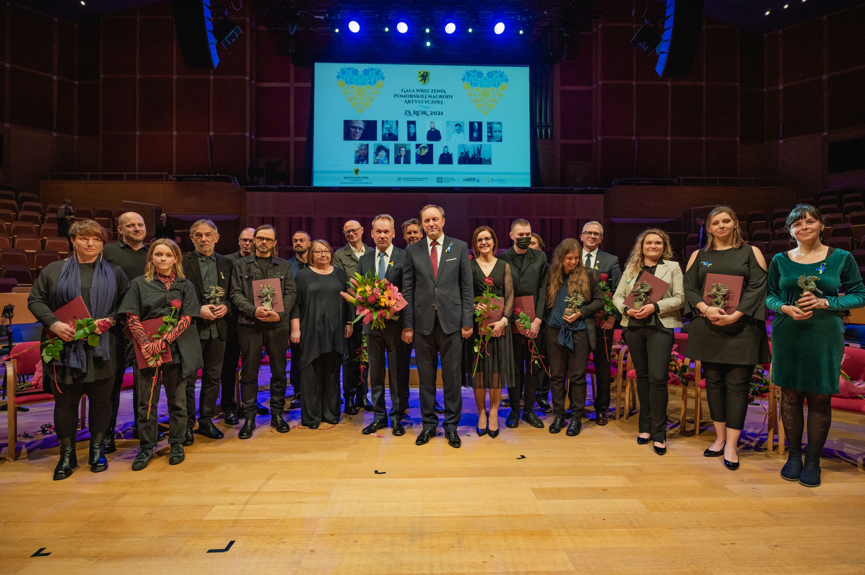 zdjęcie wszystkich nominowanych i laureatów
