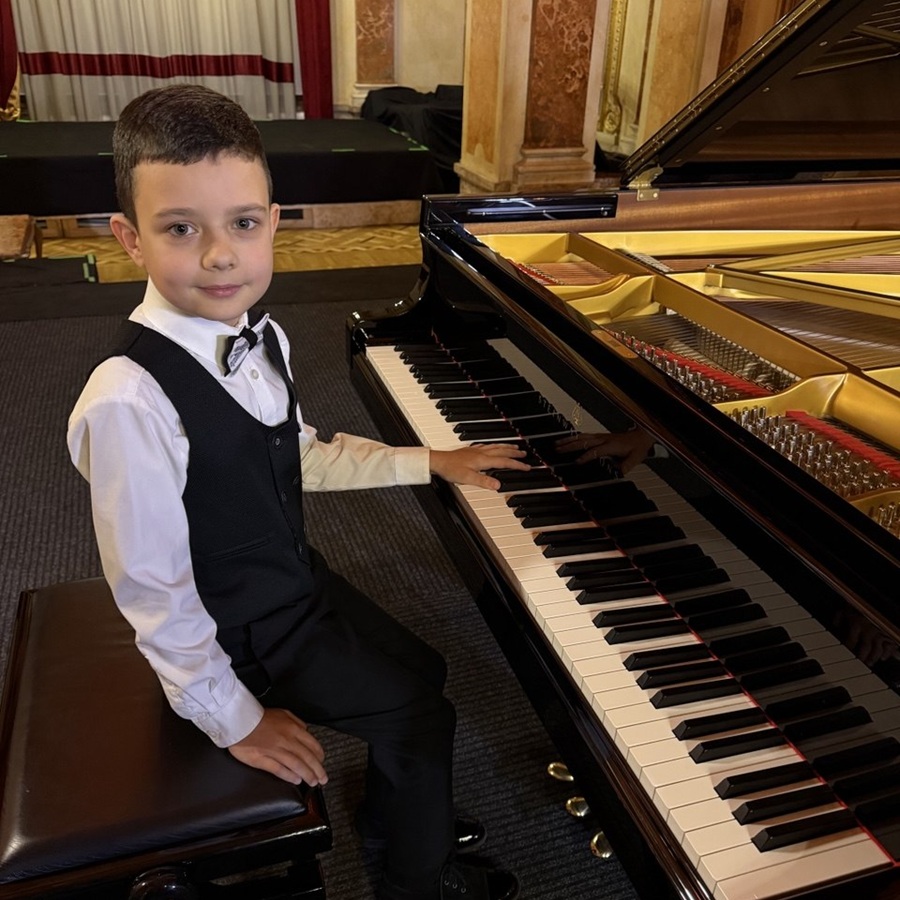 Młody pianista O. Kostyshyn przy fortepianie