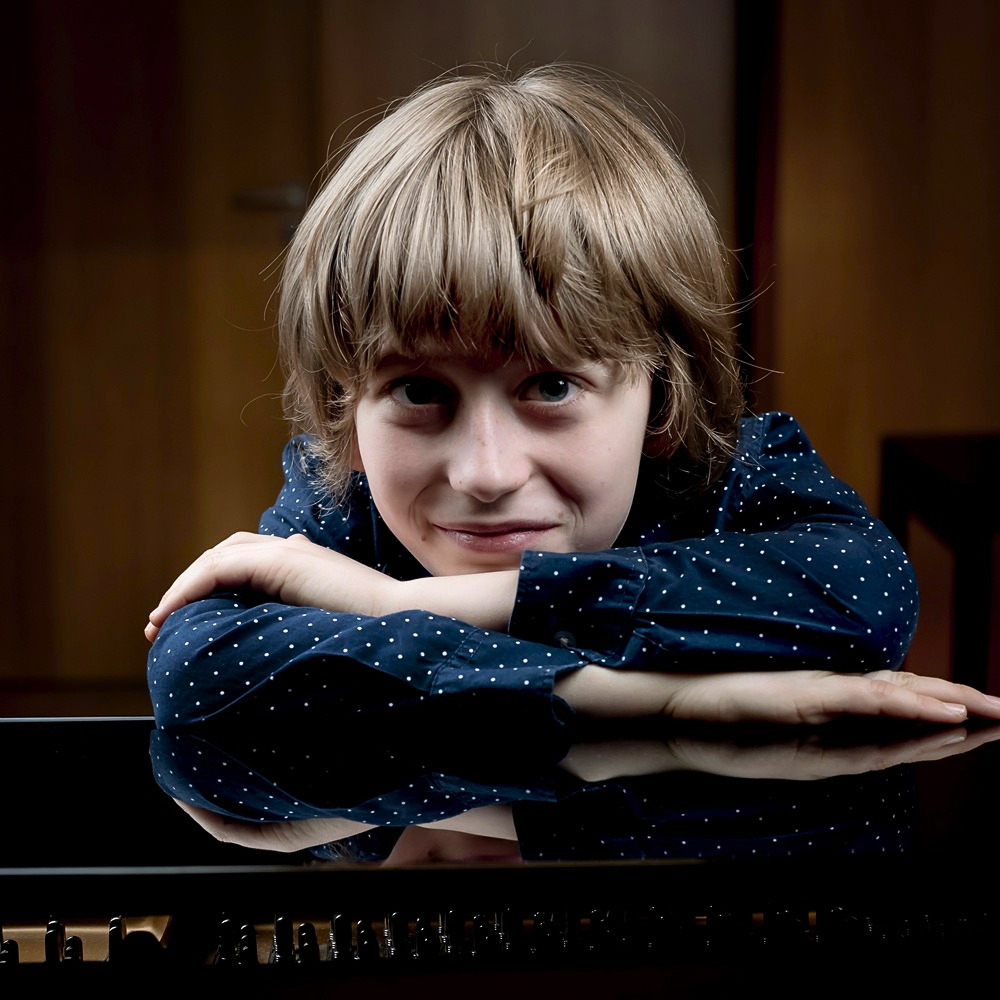 Teodor Dobrowolski przy fortepianie